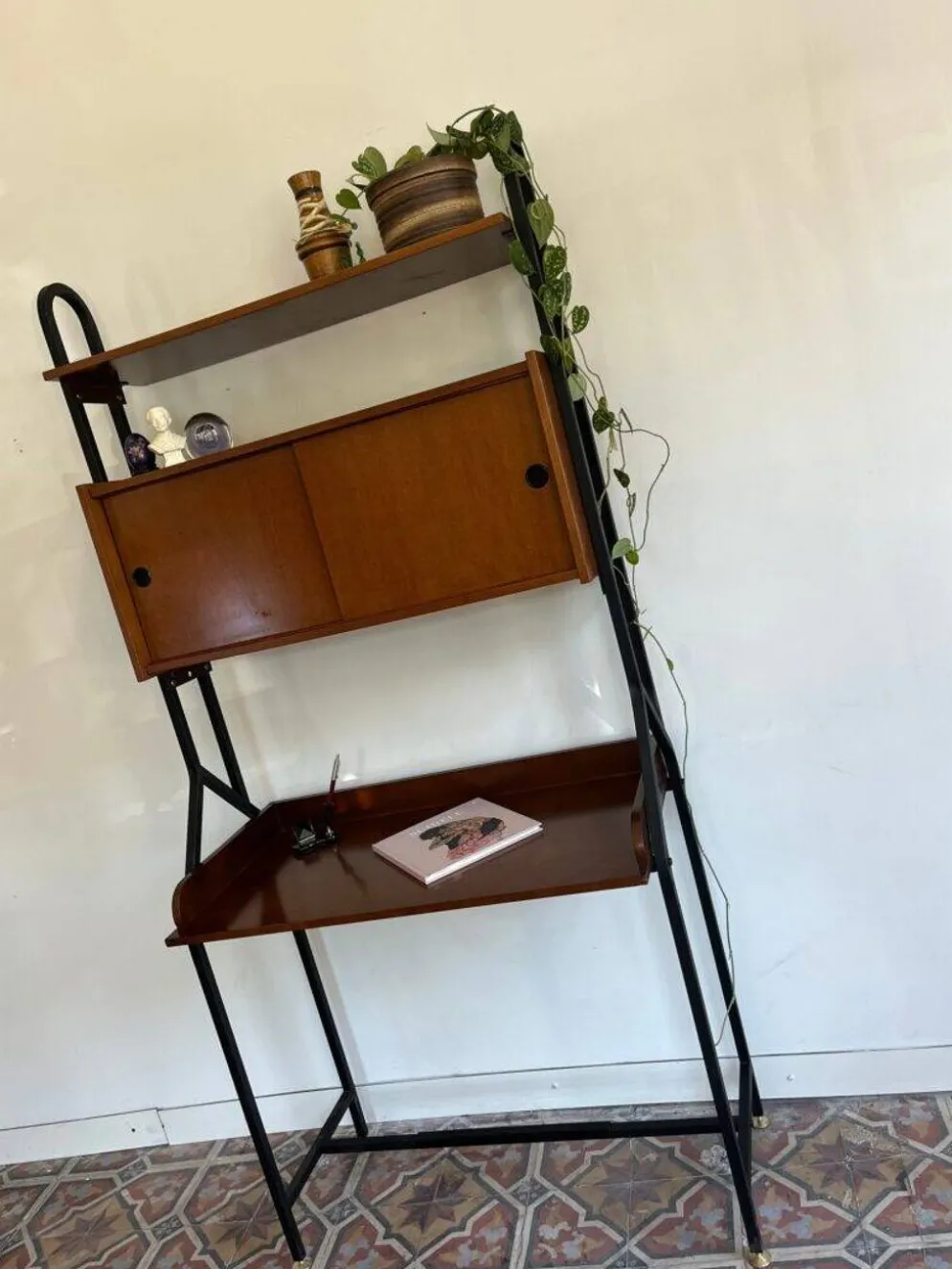 Un meuble mural autonome avec bureau