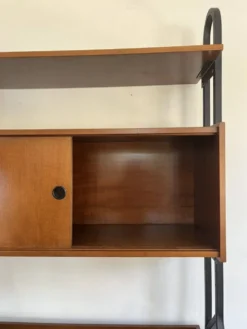 Un meuble mural autonome avec bureau