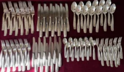 Un service de couverts 81 pièces.