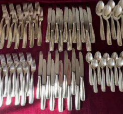 Un service de couverts 81 pièces.