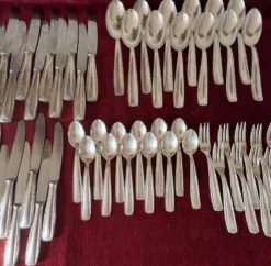 Un service de couverts 81 pièces.