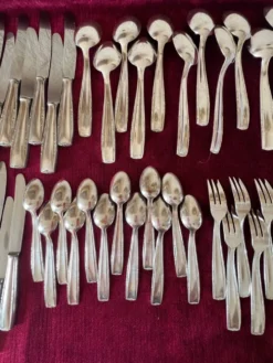 Un service de couverts 81 pièces.