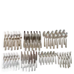 Un service de couverts 81 pièces.