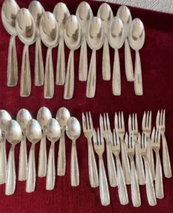 Un service de couverts 81 pièces.