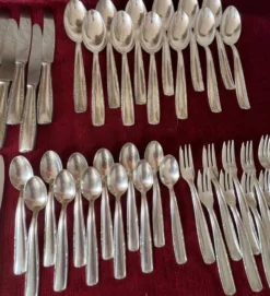 Un service de couverts 81 pièces.