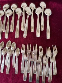 Un service de couverts 81 pièces.