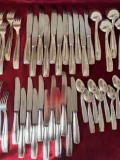 Un service de couverts 81 pièces.