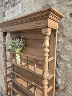 Vaisselier ancien en chêne, pièce singulière