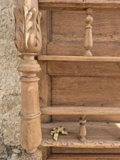 Vaisselier ancien en chêne, pièce singulière