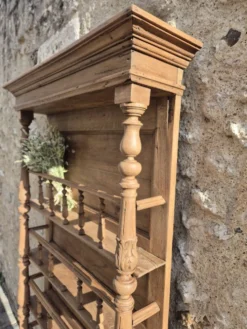 Vaisselier ancien en chêne, pièce singulière
