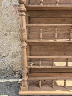 Vaisselier ancien en chêne, pièce singulière