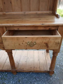 Vaisselier ancien en pin massif