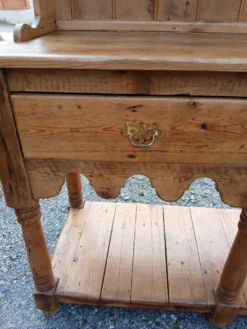 Vaisselier ancien en pin massif