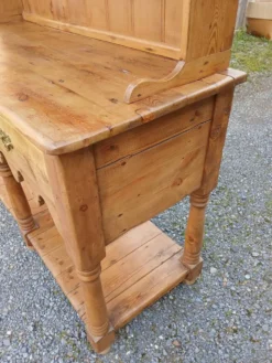Vaisselier ancien en pin massif