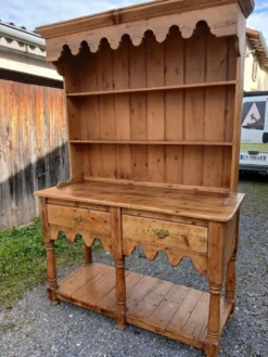 Vaisselier ancien en pin massif