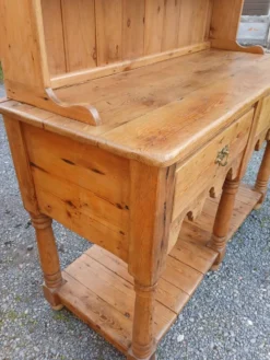 Vaisselier ancien en pin massif
