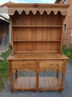 Vaisselier ancien en pin massif