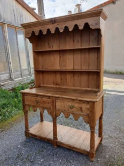 Vaisselier ancien en pin massif
