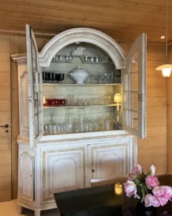Vaisselier ancien XVIIIe de chez Alain Garnier en Belgique
