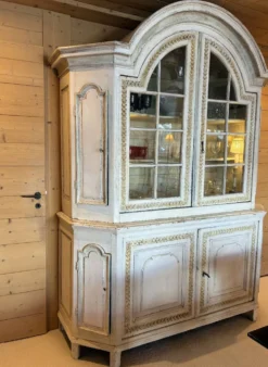 Vaisselier ancien XVIIIe de chez Alain Garnier en Belgique