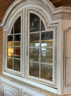 Vaisselier ancien XVIIIe de chez Alain Garnier en Belgique