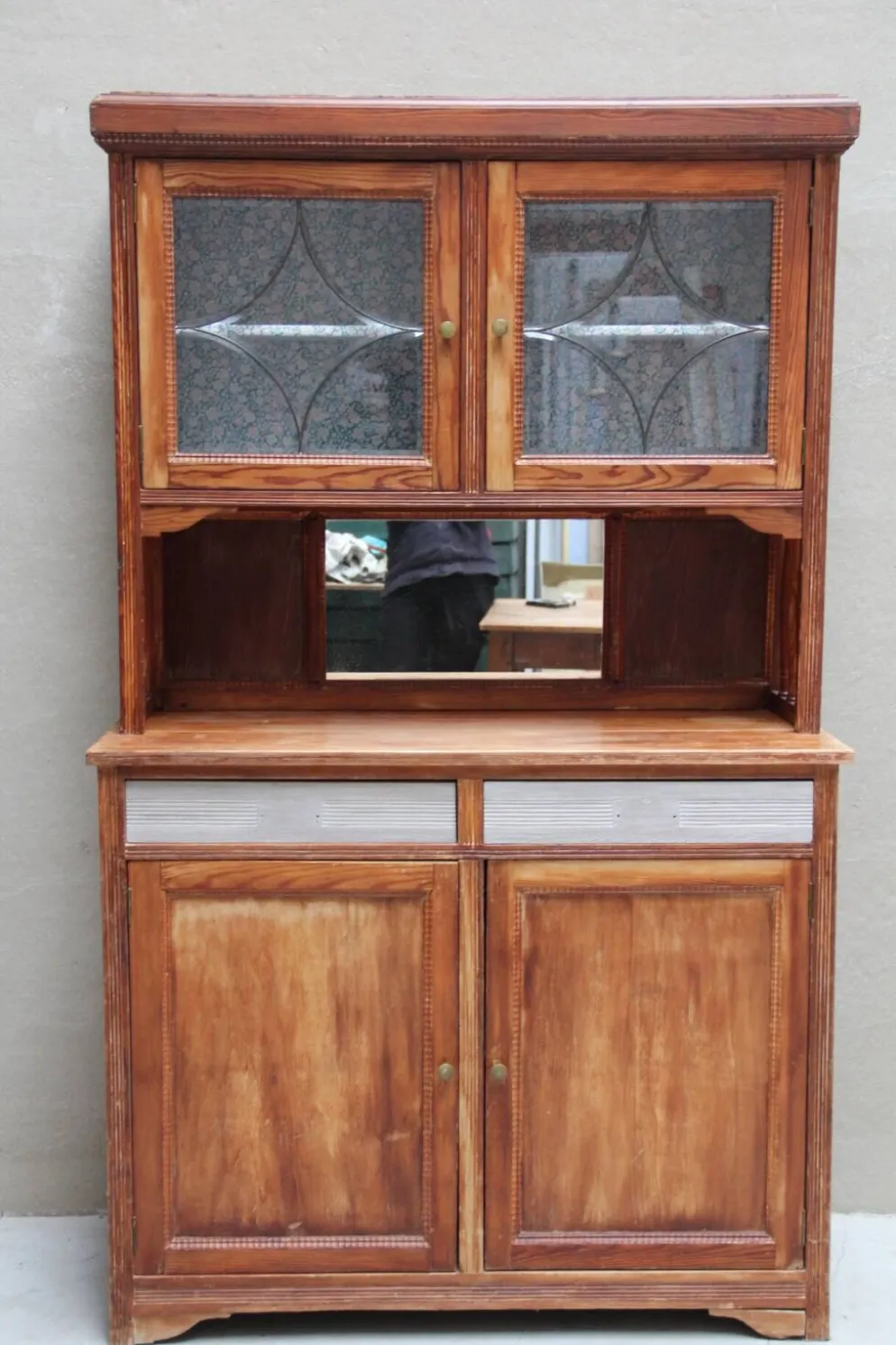 Vaisselier Art Déco en pin, vitres biseautées
