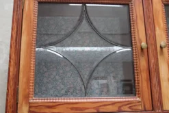 Vaisselier Art Déco en pin, vitres biseautées