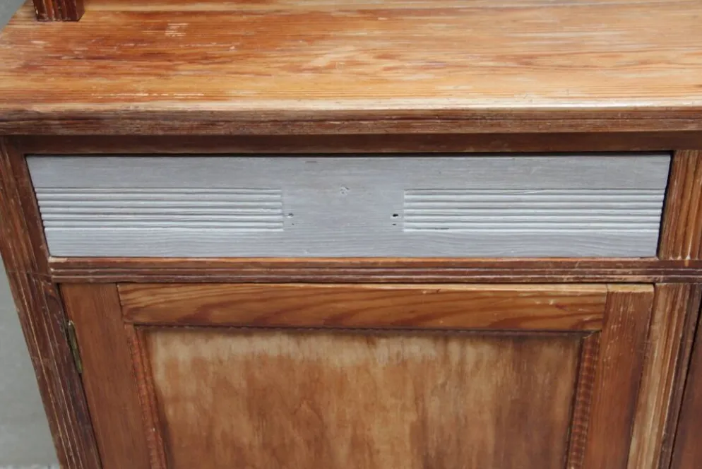 Vaisselier Art Déco en pin, vitres biseautées