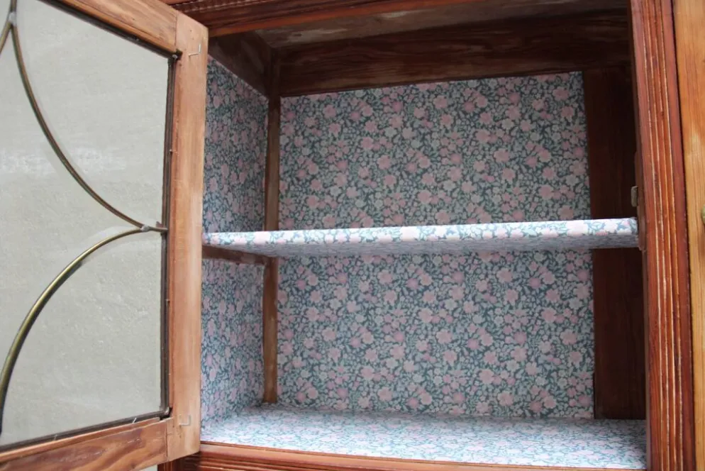 Vaisselier Art Déco en pin, vitres biseautées