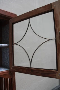 Vaisselier Art Déco en pin, vitres biseautées