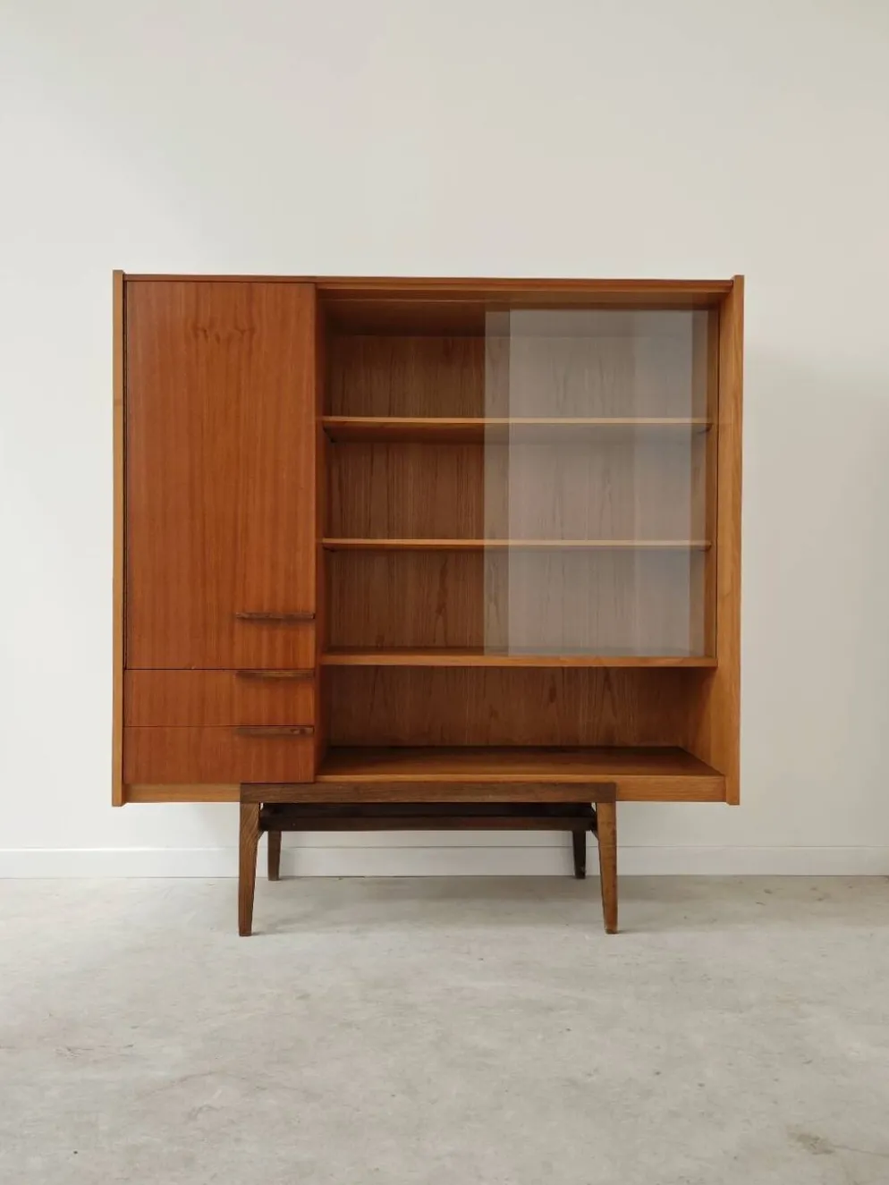 Vaisselier Buffet Haut Frantisek Mezulanik pour Up Zavody 1960