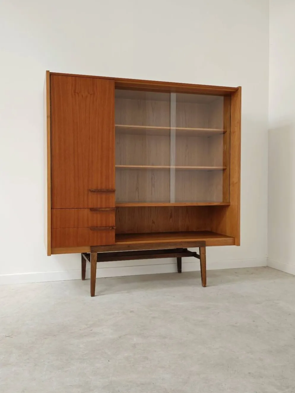 Vaisselier Buffet Haut Frantisek Mezulanik pour Up Zavody 1960