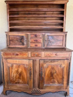 Vaisselier Dauphinois XIXe en merisier, buffet 2 corps
