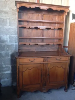 Vaisselier "deux-corps" de style régional – charme authentique et élégance rustique
