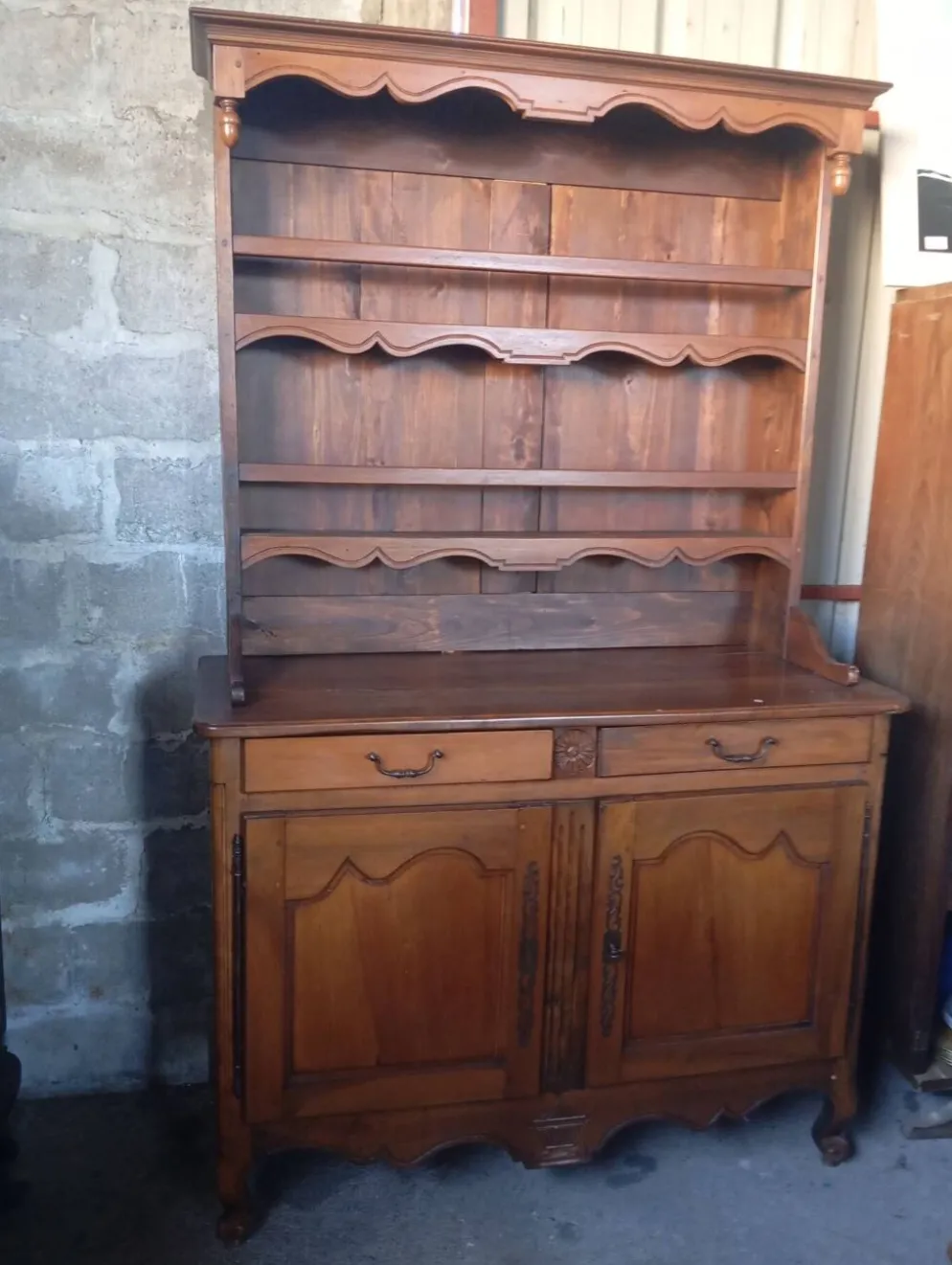 Vaisselier "deux-corps" de style régional – charme authentique et élégance rustique