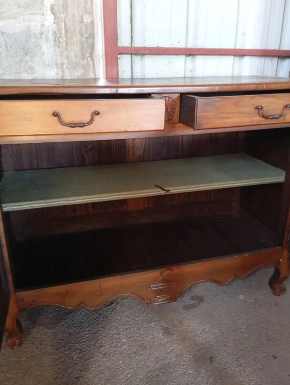 Vaisselier "deux-corps" de style régional – charme authentique et élégance rustique