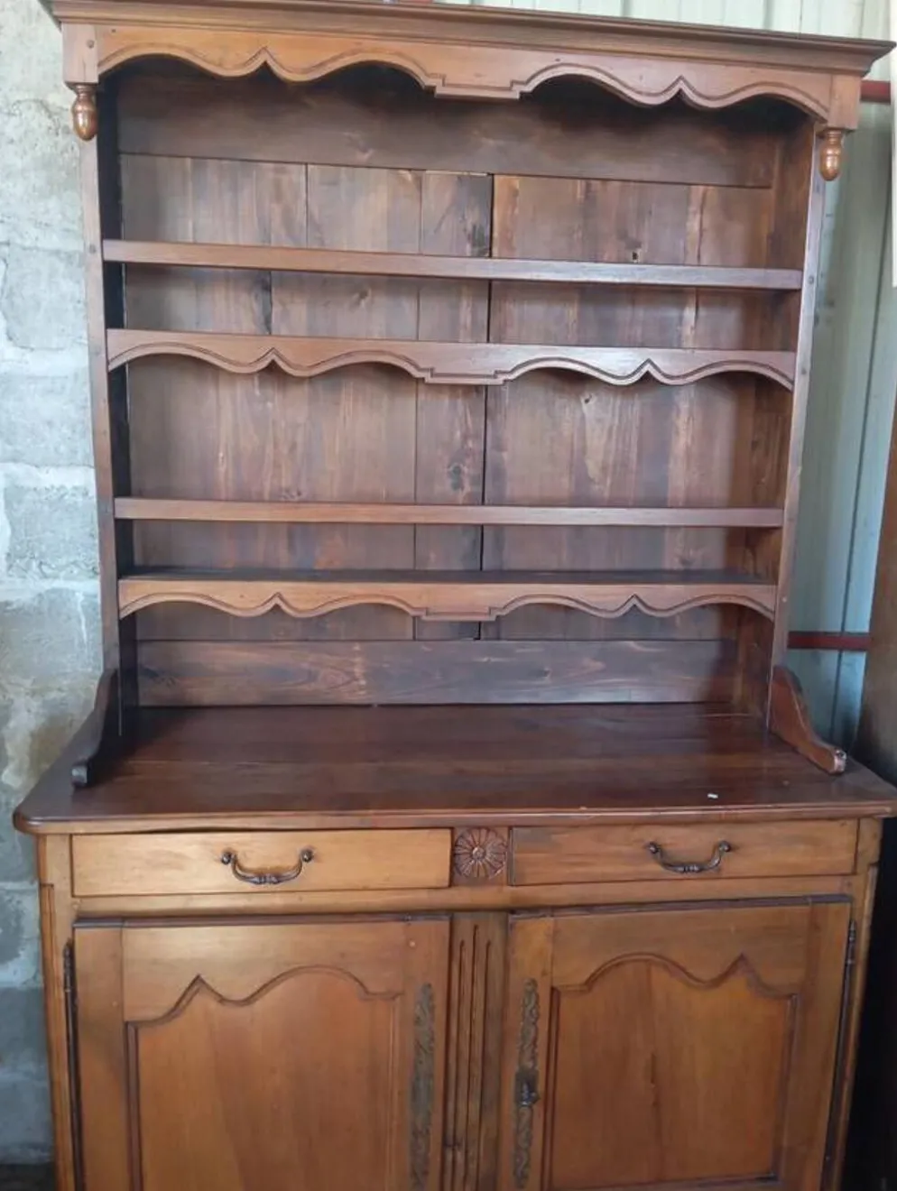 Vaisselier "deux-corps" de style régional – charme authentique et élégance rustique