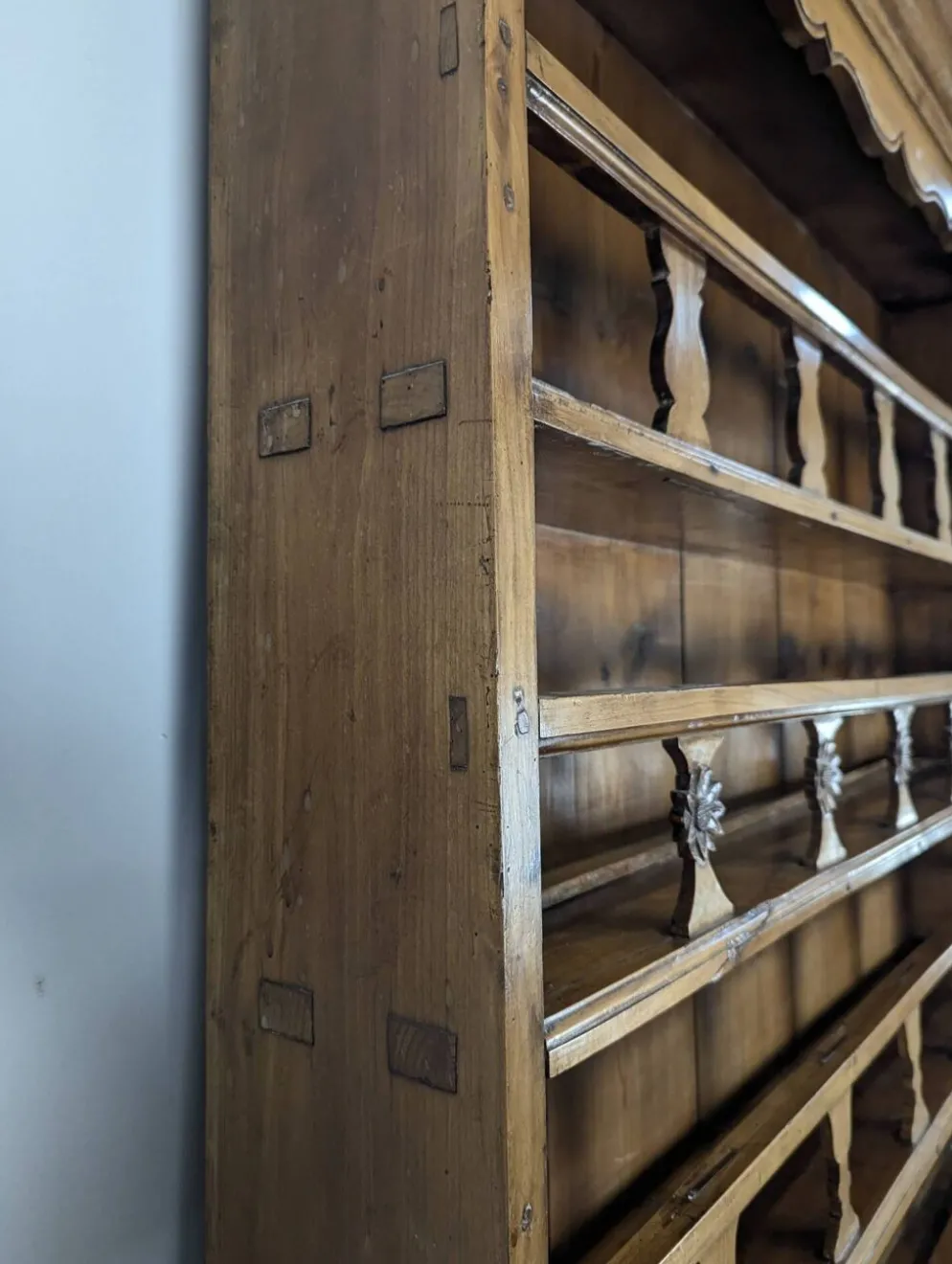 Vaisselier égouttoir en merisier à deux tiroirs