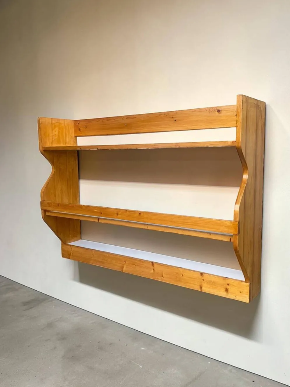 Vaisselier mural en pin Charlotte Perriand des Arcs 1800, vers 1970