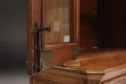 Vaisselier vitré en bois sculpté, Belgique, XVIIIe siècle