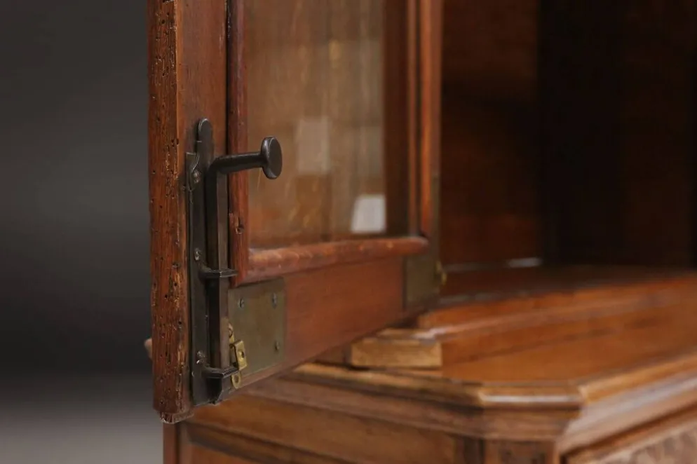 Vaisselier vitré en bois sculpté, Belgique, XVIIIe siècle