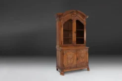Vaisselier vitré en bois sculpté, Belgique, XVIIIe siècle