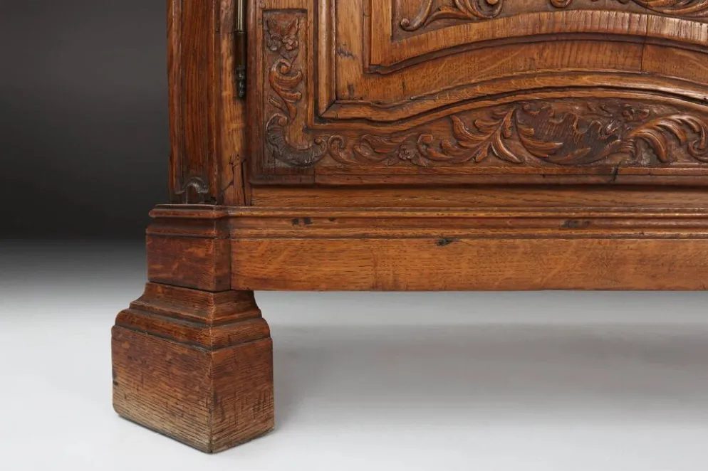 Vaisselier vitré en bois sculpté, Belgique, XVIIIe siècle