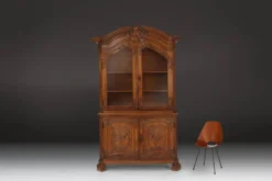 Vaisselier vitré en bois sculpté, Belgique, XVIIIe siècle