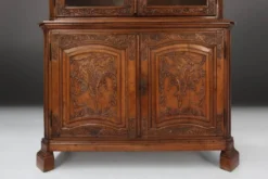 Vaisselier vitré en bois sculpté, Belgique, XVIIIe siècle