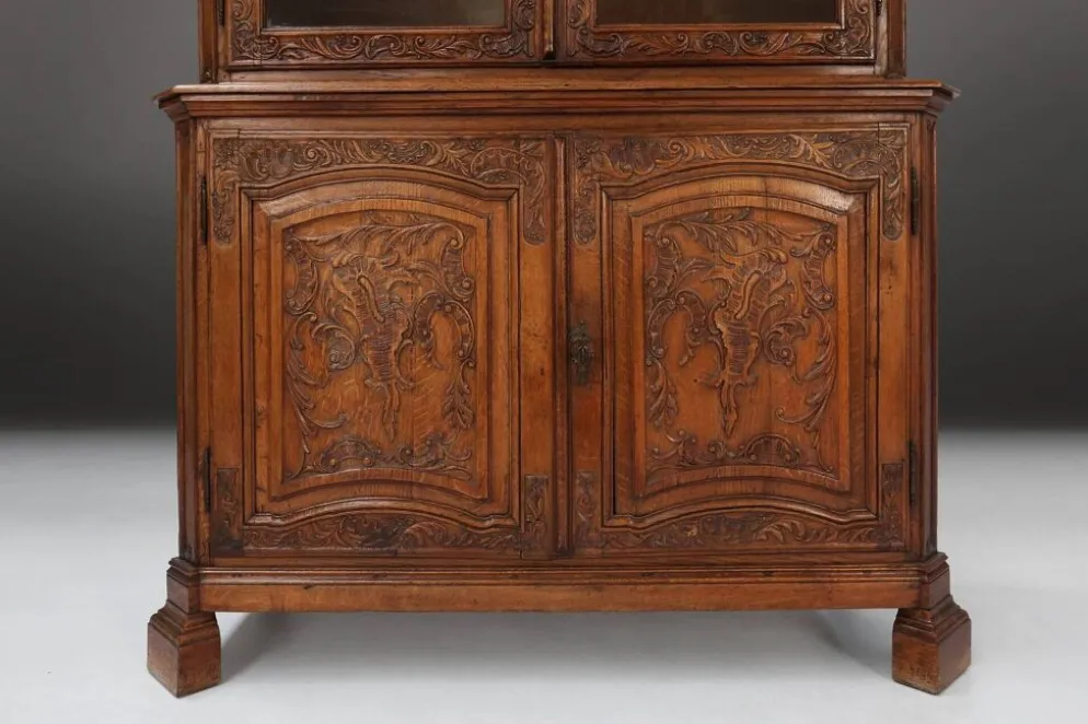Vaisselier vitré en bois sculpté, Belgique, XVIIIe siècle