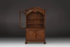 Vaisselier vitré en bois sculpté, Belgique, XVIIIe siècle