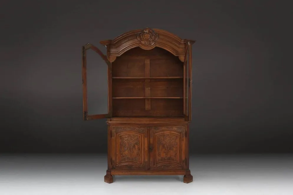 Vaisselier vitré en bois sculpté, Belgique, XVIIIe siècle