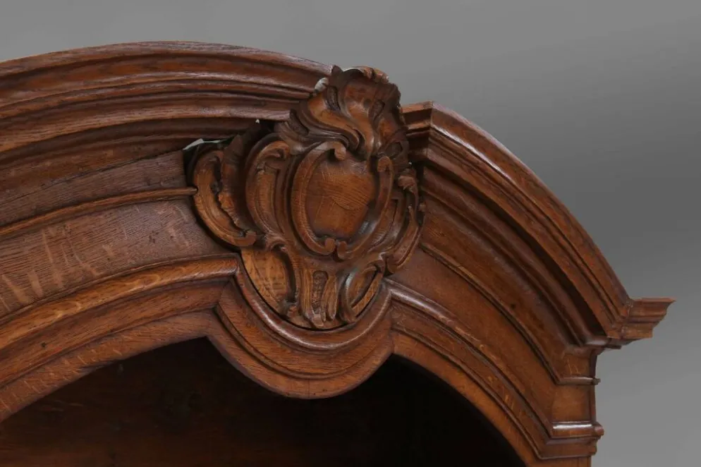 Vaisselier vitré en bois sculpté, Belgique, XVIIIe siècle