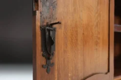Vaisselier vitré en bois sculpté, Belgique, XVIIIe siècle